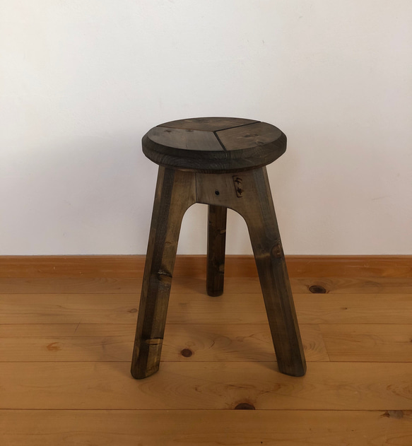 ※受注後制作《高さ45》【木の丸椅子】木製三脚スツール(鉄媒染) 1枚目の画像
