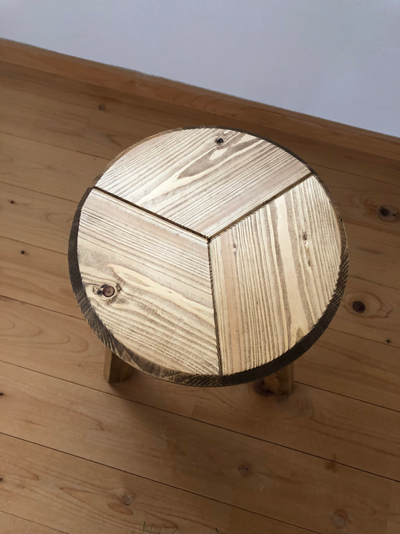【木の丸椅子】木製三脚スツール［茶］ 2枚目の画像