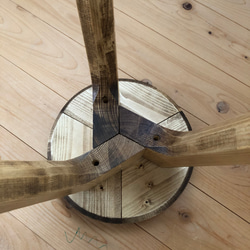 【木の丸椅子】木製三脚スツール［茶］ 5枚目の画像