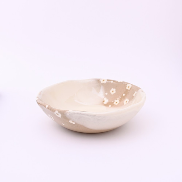 厚みのある中鉢（ミルク・白い小花） 2枚目の画像