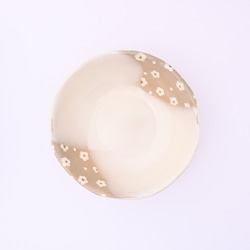 厚みのある中鉢（ミルク・白い小花） 3枚目の画像