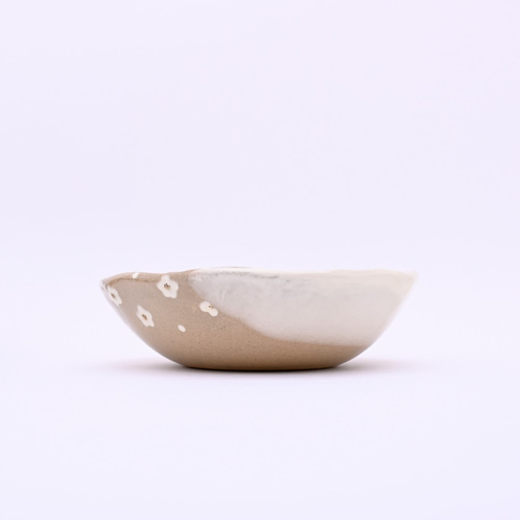 厚みのある中鉢（ミルク・白い小花） 5枚目の画像