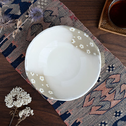 厚みのある中鉢（ミルク・白い小花） 6枚目の画像