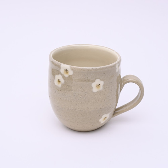 たっぷりマグカップ（白い小花） 2枚目の画像