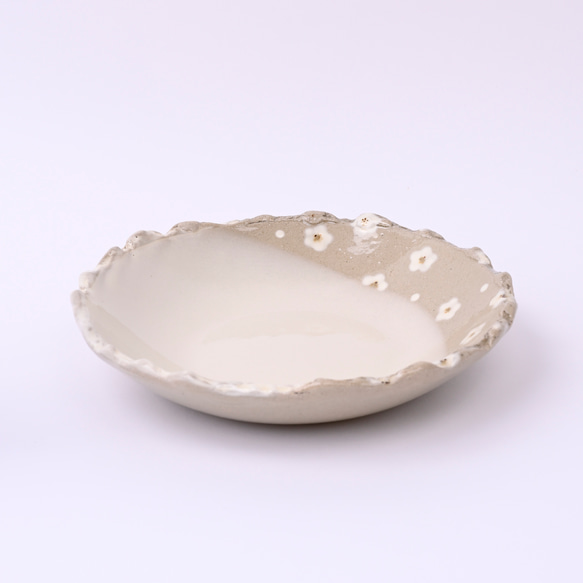 ちぎり中皿（ミルク・白い小花） 3枚目の画像