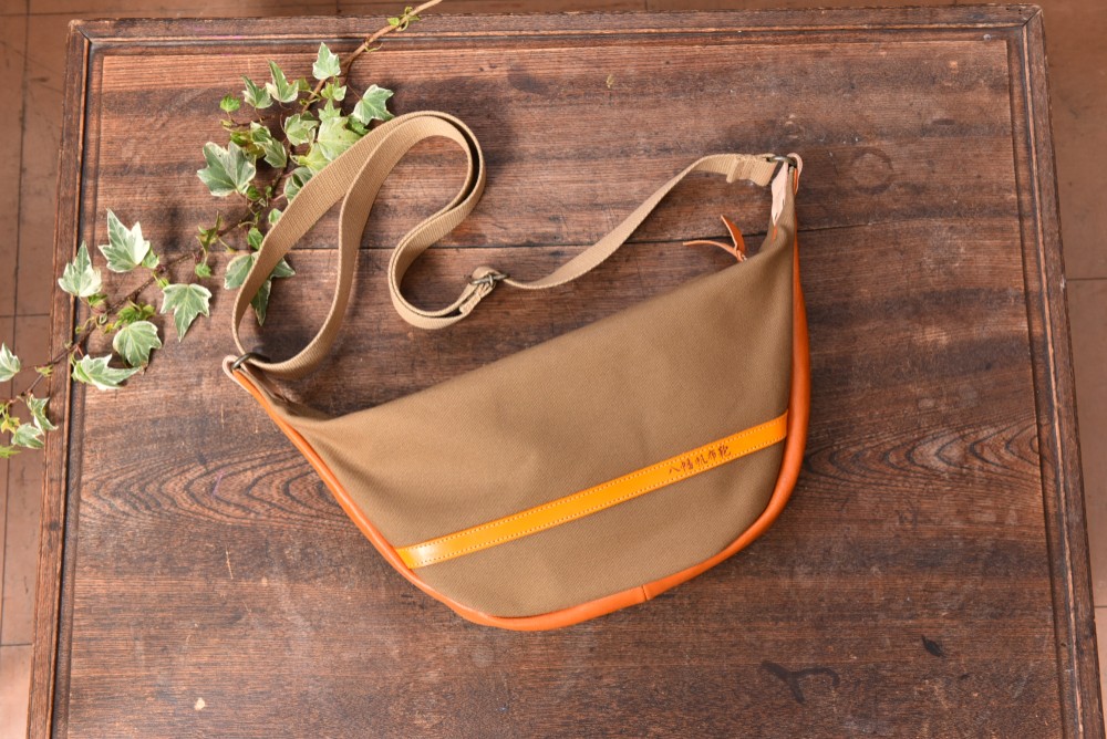 革と高島帆布で作ったバナナバッグ　ライトブラウン