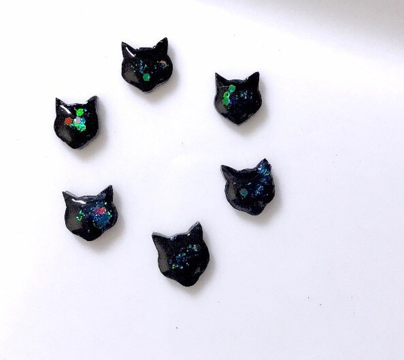 クリスマス 黒猫 小粒な子猫 ピアス/イヤリング 1枚目の画像