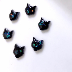 クリスマス 黒猫 小粒な子猫 ピアス/イヤリング 2枚目の画像