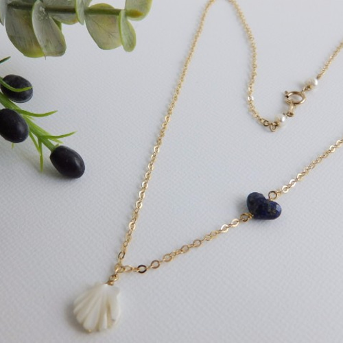 ホワイトシェル＆ハートラピスネックレス ネックレス・ペンダント emma