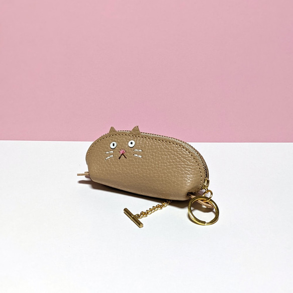 手のひらサイズのねこ型ファスナーキーケース（大人なベージュ） 1枚目の画像