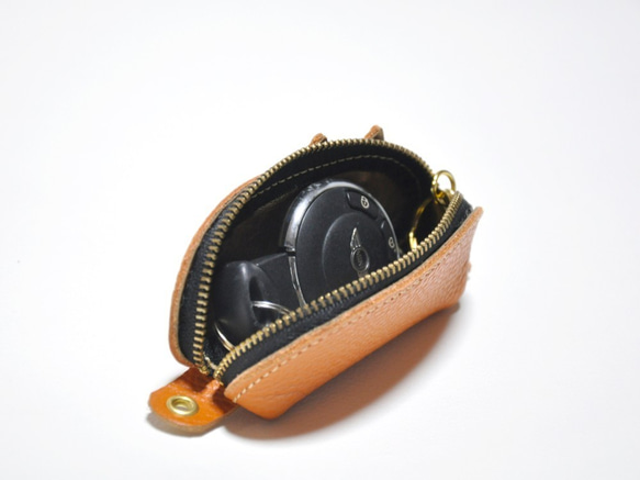 手のひらサイズのねこ型ファスナーキーケース（大人なベージュ） 8枚目の画像