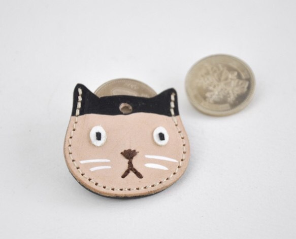 裝有約 2 枚 500 日元硬幣的應急錢包護身符 黑白貓面具人 第3張的照片
