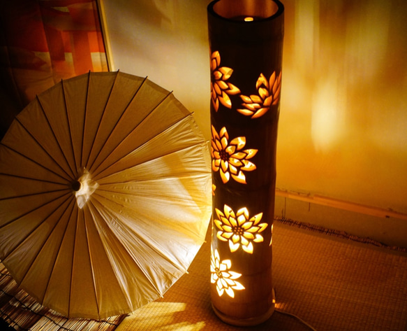 竹灯り・竹灯籠 十輪の蓮の花が掘ってあり広角で灯りを楽しめる