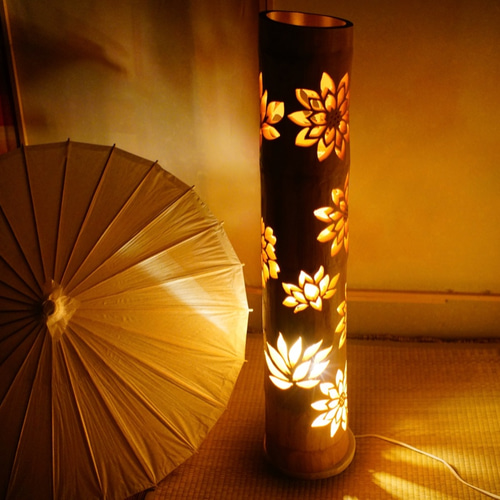 竹灯り・竹灯籠 十輪の蓮の花が掘ってあり広角で灯りを楽しめる