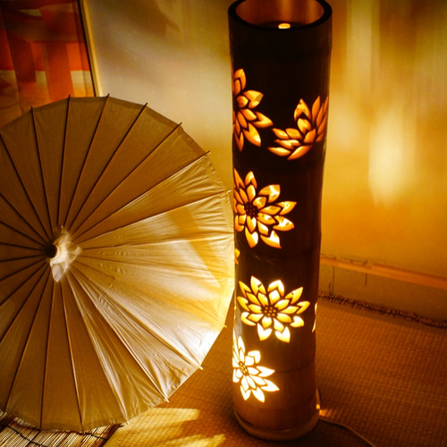 竹灯り・竹灯籠 十輪の蓮の花が掘ってあり広角で灯りを楽しめる