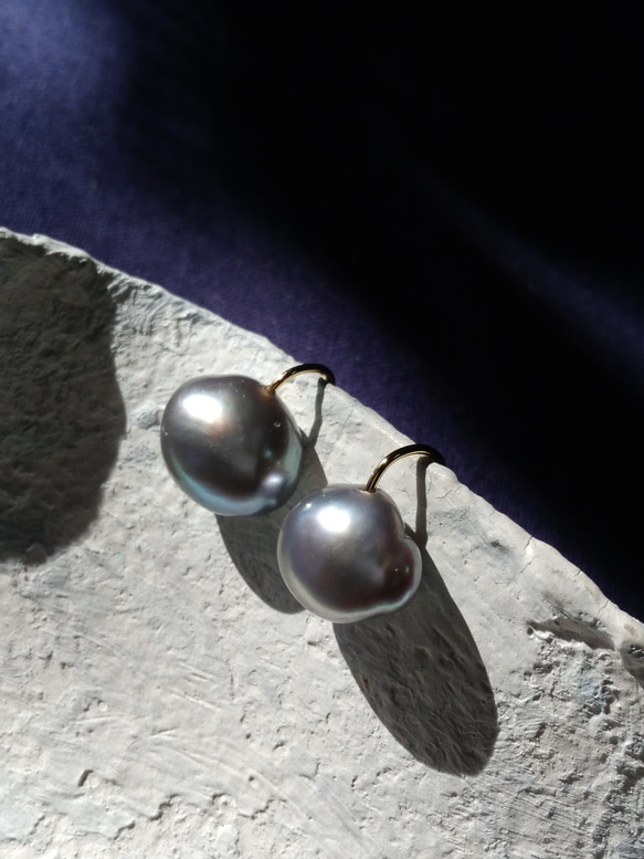天然バロック真珠のソリティアピアス/グレー 2枚目の画像
