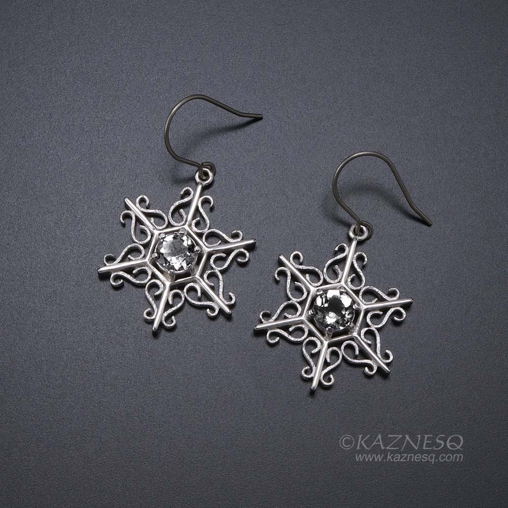 受注生産品：　ヴィクトリア風雪の結晶のピアス