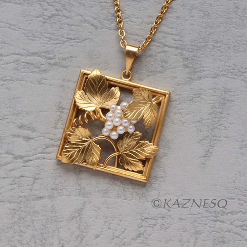 アールヌーボー風正方形枠の葡萄モチーフゴールドトーンペンダント