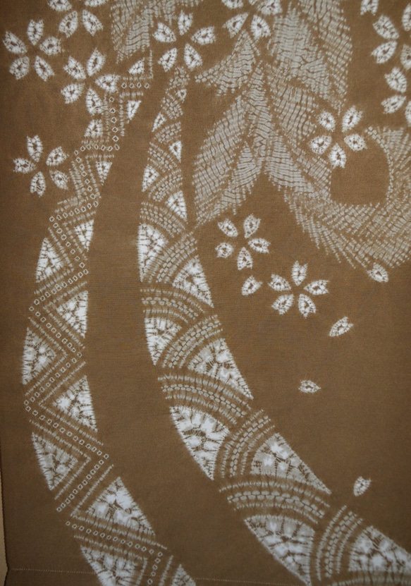 タペストリー　「　櫻舞う　」　絹100%　草木染め　絞り　伝統工芸 2枚目の画像
