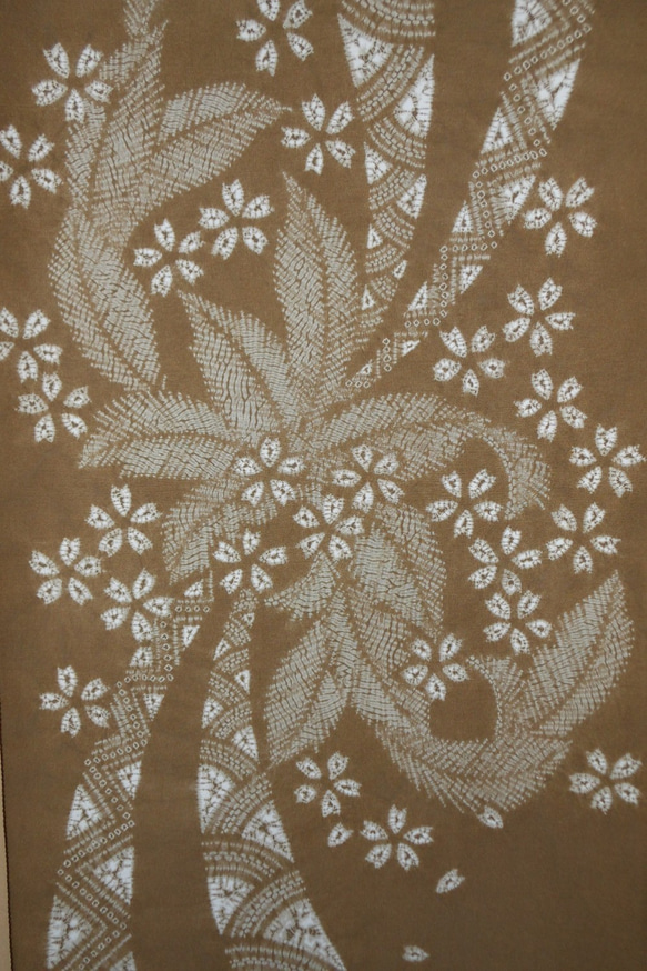 タペストリー　「　櫻舞う　」　絹100%　草木染め　絞り　伝統工芸 4枚目の画像