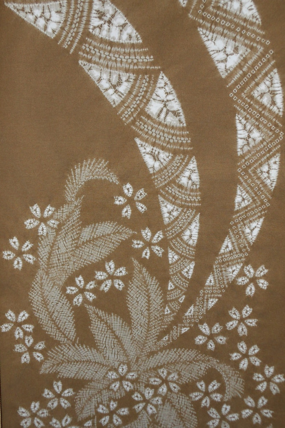 タペストリー　「　櫻舞う　」　絹100%　草木染め　絞り　伝統工芸 5枚目の画像