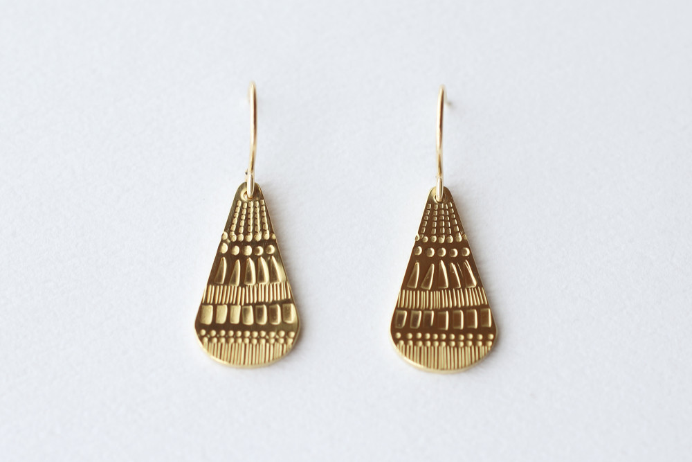 模様を打った 真鍮ピアス／medallion pattern hook earrings drop