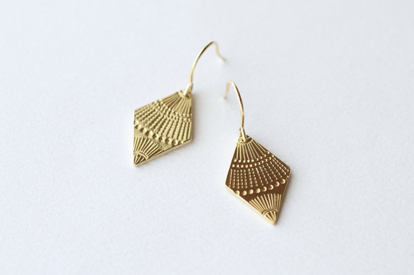 模様を打った 真鍮ピアス／medallion pattern hook earrings diamond 2枚目の画像