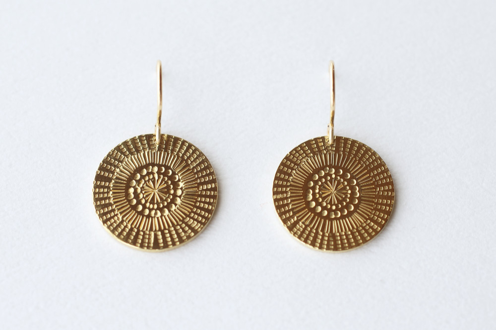 模様を打った 真鍮ピアス／medallion pattern hook earrings circle