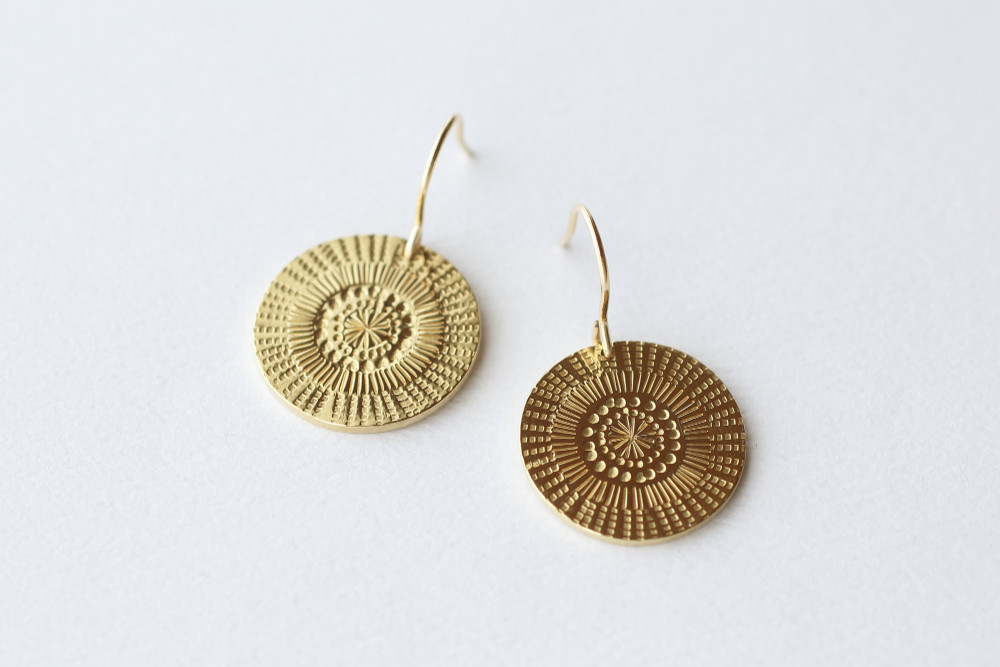 模様を打った 真鍮ピアス／medallion pattern hook earrings circle