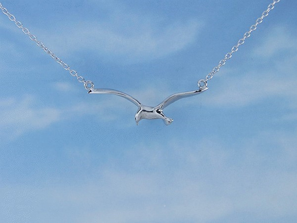 風に向かって飛翔するカモメのシルバーネックレス（950シルバー  4-2PNS C10 ） 1枚目の画像