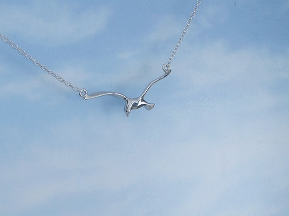 風に向かって飛翔するカモメのシルバーネックレス（950シルバー  4-2PNS C10 ） 2枚目の画像