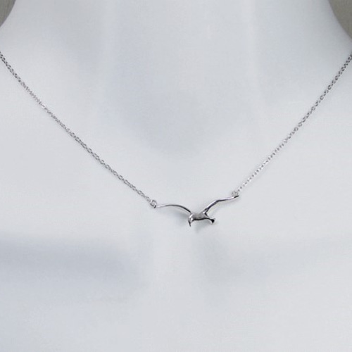 風に向かって飛翔するカモメのシルバーネックレス（950シルバー 4-2PNS