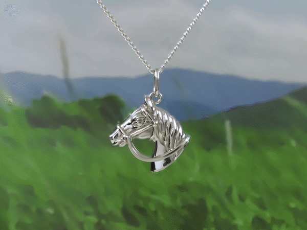 頭絡を付けた馬のシルバーペンダント（950シルバー 392-1PNS C11 ）