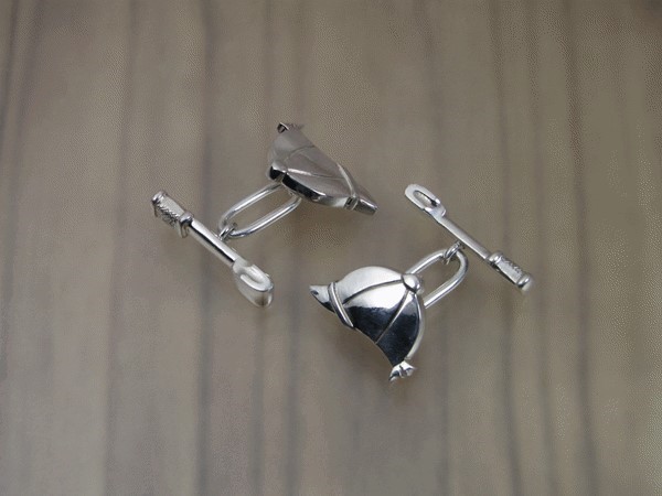 ギフトに乗馬アイテム(キャップ＆ムチ)の純銀製カフ(950銀 608CFS  S ）