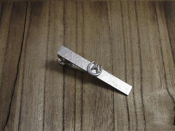 ギフトに乗馬アイテム(蹄鉄＆頭頸)の純銀製タイピン (950銀 398TPS   ）