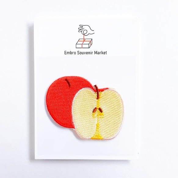 真っ赤なリンゴ の 2WAYS！刺繍のアイロンワッペン＆ステッカー スマホケースにも！ 2枚目の画像