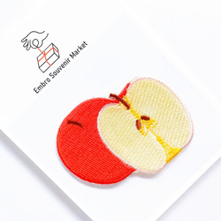 真っ赤なリンゴ の 2WAYS！刺繍のアイロンワッペン＆ステッカー スマホケースにも！ 5枚目の画像