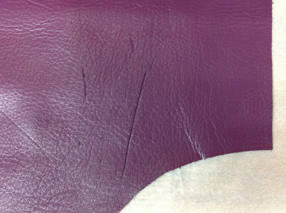 珍しい！ エゾシカ革 (蝦夷鹿) 原皮 紫 A4サイズ  小物作りにオススメです。 3枚目の画像