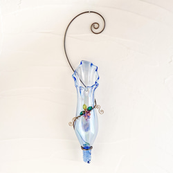 パール加工・葡萄ビーズ飾りガラス製フラワーベース壁掛け・薄い青・アンティーク調ステンレスワイヤー 1枚目の画像