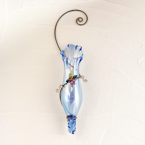 パール加工・葡萄ビーズ飾りガラス製フラワーベース壁掛け・薄い青・アンティーク調ステンレスワイヤー 4枚目の画像