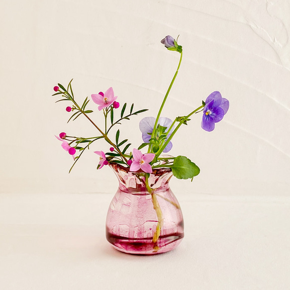 まあるいガラスの小瓶・パンク調釉薬フラワーベース(赤紫) 1枚目の画像