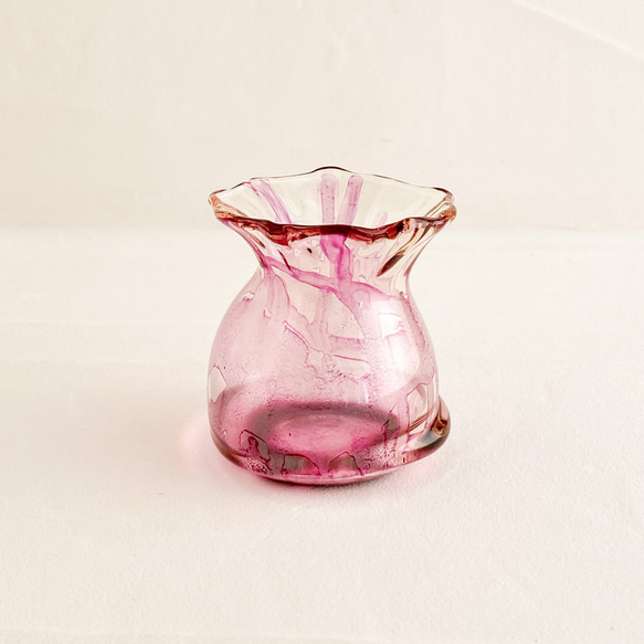 まあるいガラスの小瓶・パンク調釉薬フラワーベース(赤紫) 2枚目の画像