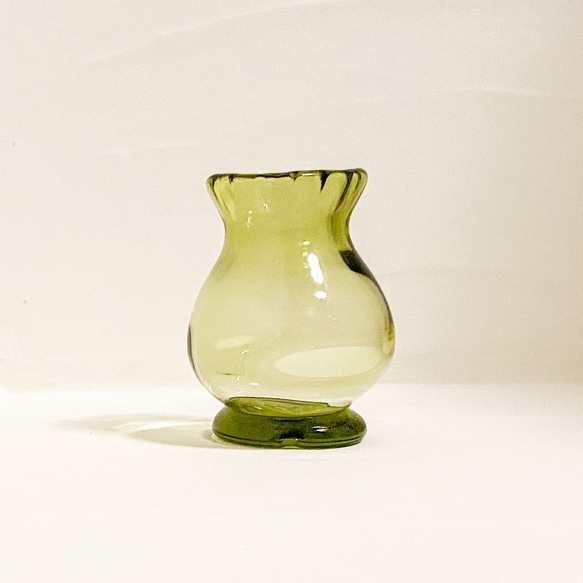 まあるいガラスの小瓶・厚底・フラワーベース(薄いオリーブ色) 8枚目の画像