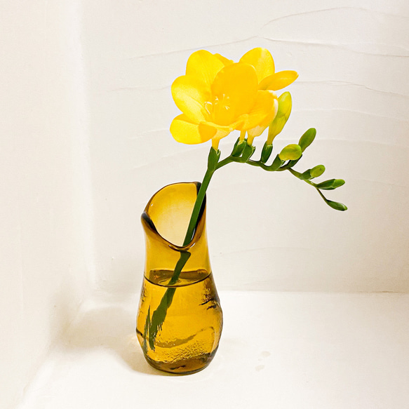 焼酎の瓶から作った少し和風なフラワーベース(琥珀色) 一輪挿し・花瓶