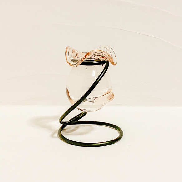 丸く小さなガラス製フラワーベース・薄いピンク・アルミワイヤー(黒色) 3枚目の画像