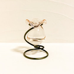 丸く小さなガラス製フラワーベース・薄いピンク・アルミワイヤー(黒色) 4枚目の画像