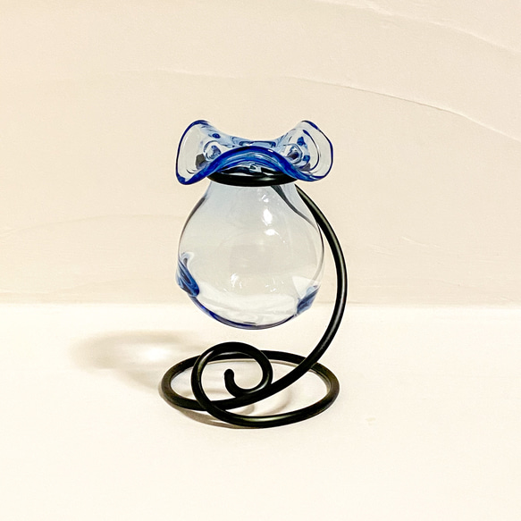 丸く小さなガラス製フラワーベース・薄い青色・アルミワイヤー(黒色) 2枚目の画像