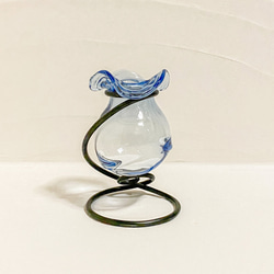 丸く小さなガラス製フラワーベース・薄い青色・アルミワイヤー(黒色) 4枚目の画像