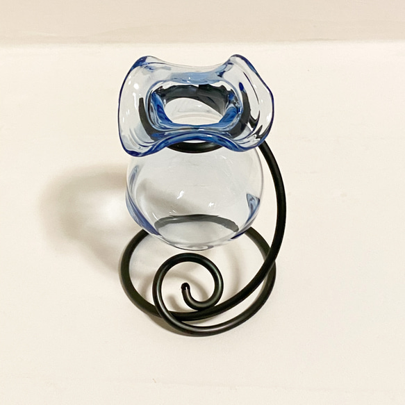 丸く小さなガラス製フラワーベース・薄い青色・アルミワイヤー(黒色) 6枚目の画像