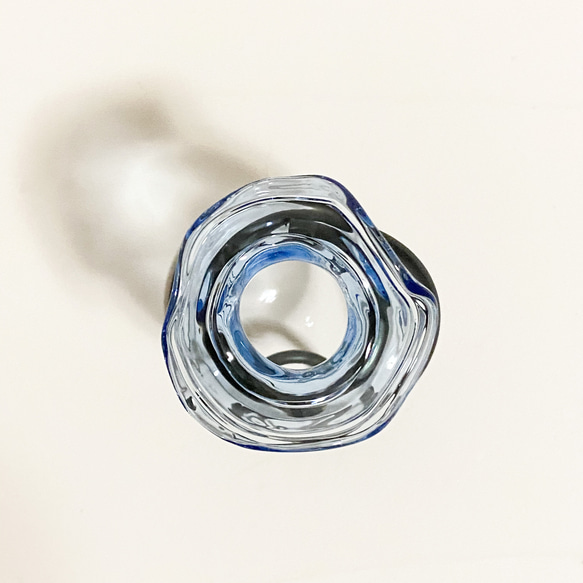 丸く小さなガラス製フラワーベース・薄い青色・アルミワイヤー(黒色) 7枚目の画像